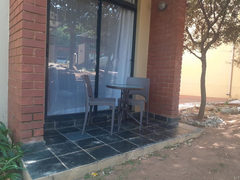 Spacious 1 Bed in a secure golf estate.WIFI, Honeydew, South Africa
