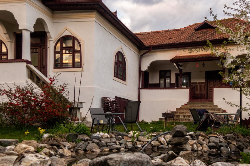 Surasul Muntelui, Dragoslavele, Romania