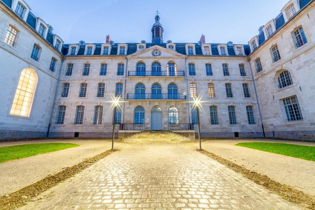 La Parenthèse Envoutée, France