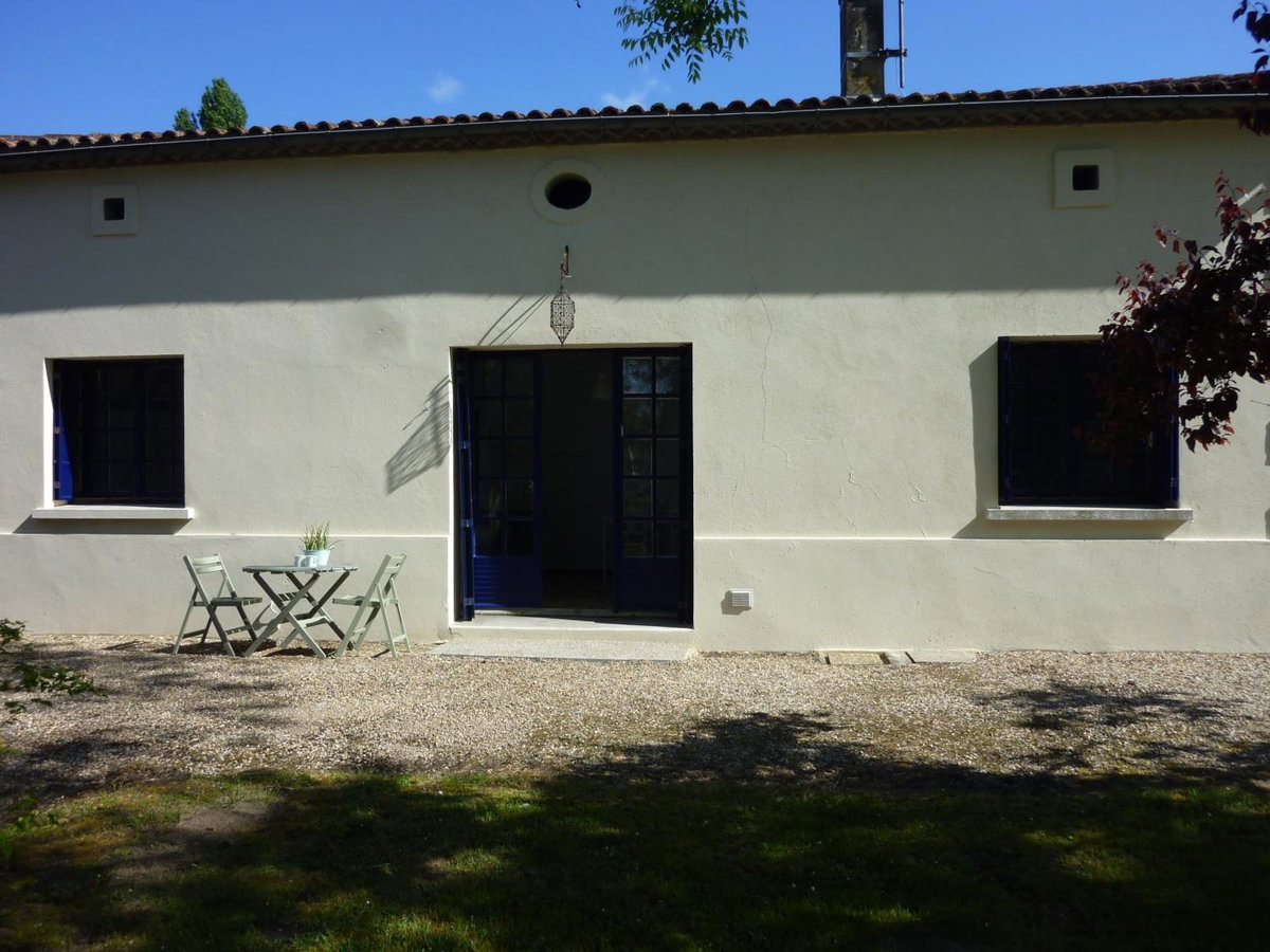 Hotel · Tour Rouge Gites, Virazeil