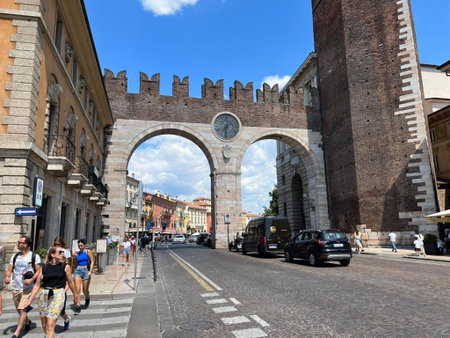 OPERA et LOVE - 200m dall'Arena con convenzione per Parcheggio e Colazione in pasticceria adiacente, Verona, Italy
