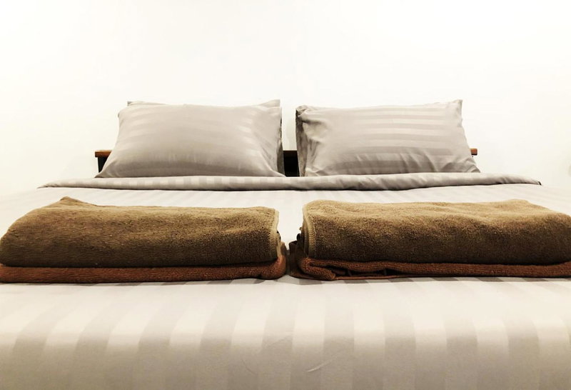 Bed Tel, Ban Kaeo, Thailand