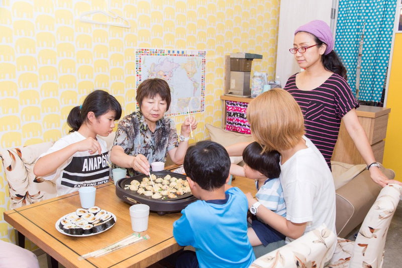 Yadocafe Chelsea's Rainbow B&B大阪のリアル下町生活体験のできる宿, Osaka, Japan