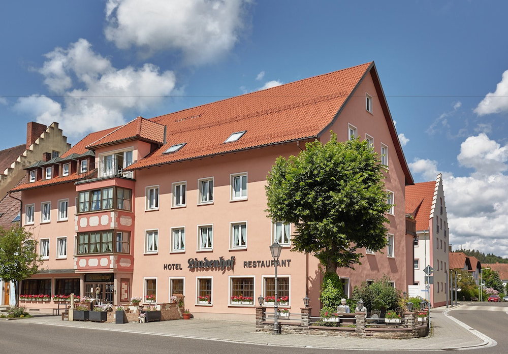 Hotel · Hotel Restaurant Lindenhof, Braeunlingen
