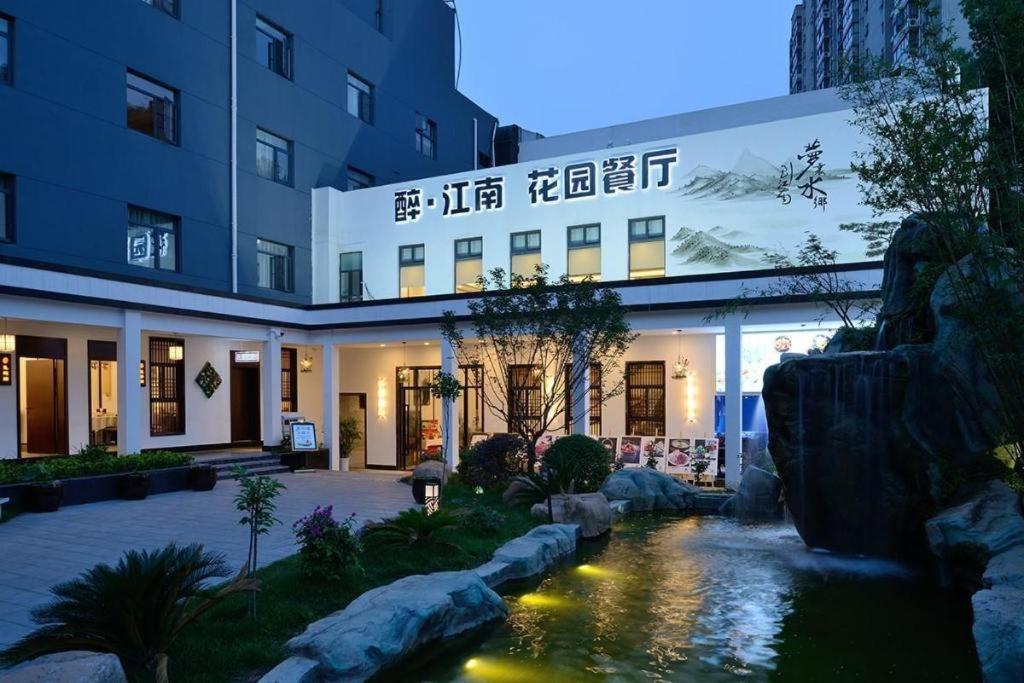 Hotel · Lavande Hotel Wuhan Huazhong Normal University Guangbutun Metro Station, Wuhan