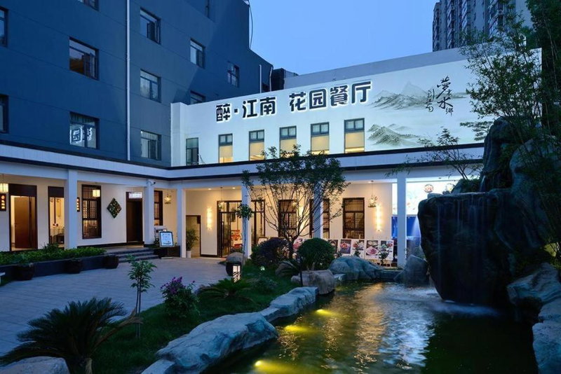Lavande Hotel Wuhan Huazhong Normal University Guangbutun Metro Station, Wuhan, China