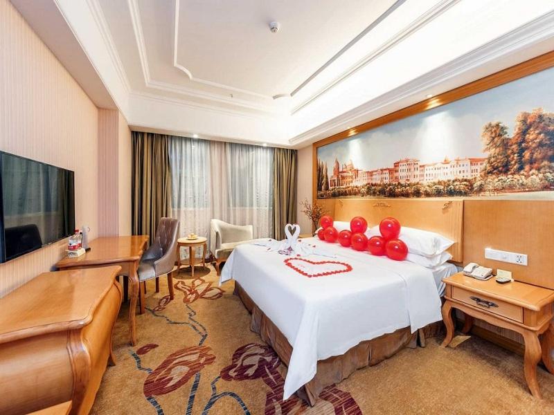 Vienna International Hotel Zhuzhou Railway Station Central Plaza, China