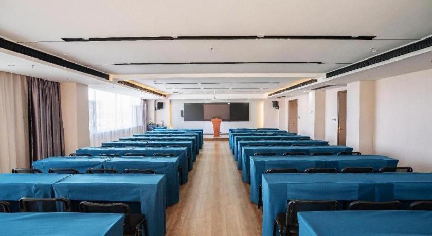 Hotel · Borrman Hotel Zoucheng Huamaowan Mall, Zoucheng
