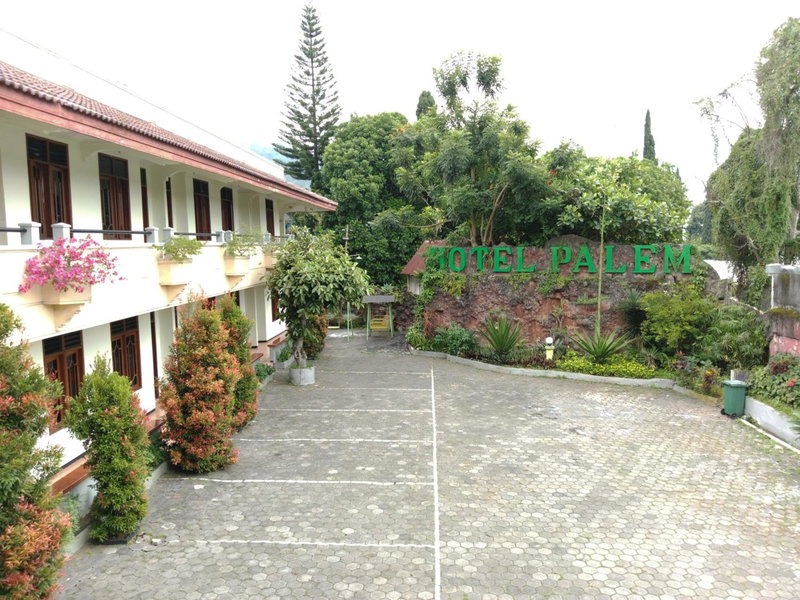 Urbanview Hotel Grand Palem near Alun Alun Batu, Songgoriti, Indonesia
