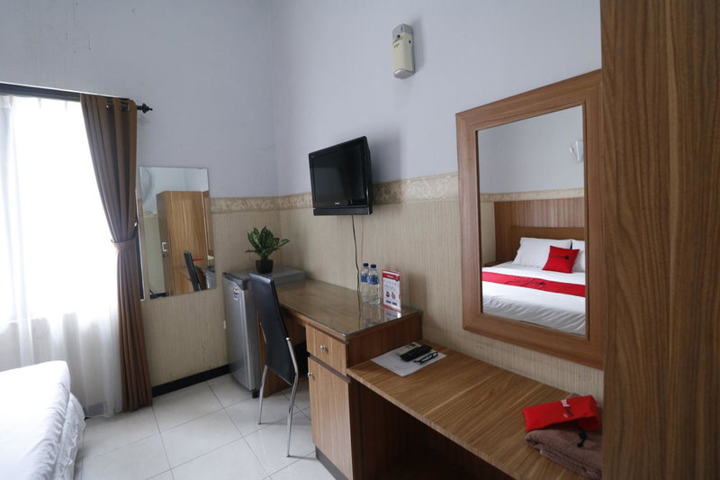 RedDoorz Plus near Undip Tembalang, Semarang, Indonesia
