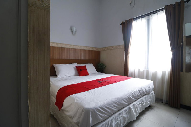 RedDoorz Plus near Undip Tembalang, Semarang, Indonesia