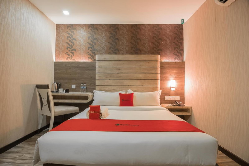 RedDoorz Plus at Paragon Nagoya Hotel Batam, Nagoya, Indonesia