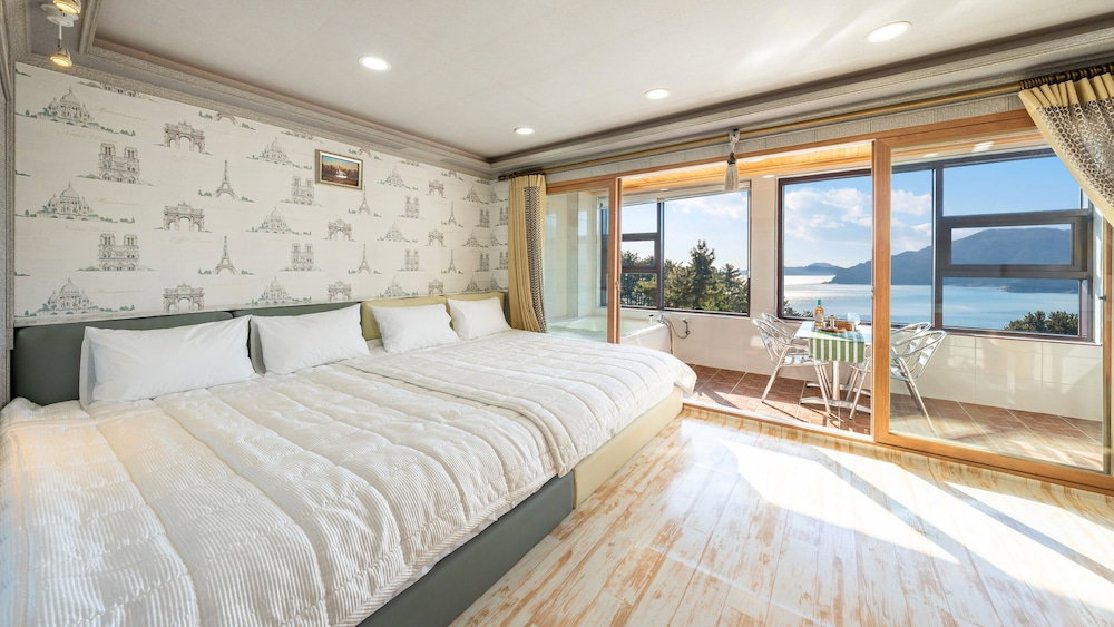 Hotel · Geoje Marine Castle Spa Pension, Geoje