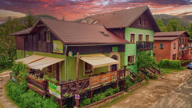 Zajazd Karłów, Karłów, Poland