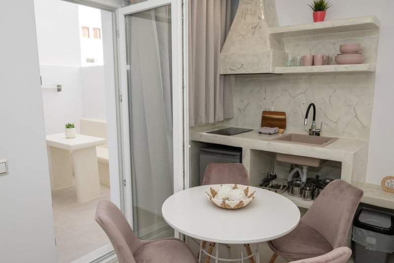 Katerina Roza Studios - Heartfelt Hospitality in the City, Naxos Chora, Greece