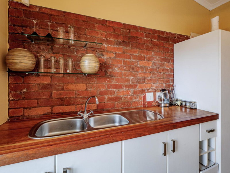 Private Studio flatlet, Uncapped Wifi, Netflix,Full DSTV, Durban, South Africa