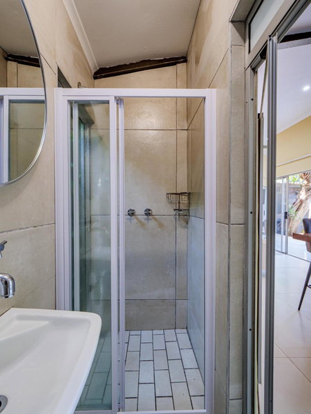 Private Studio flatlet, Uncapped Wifi, Netflix,Full DSTV, Durban, South Africa