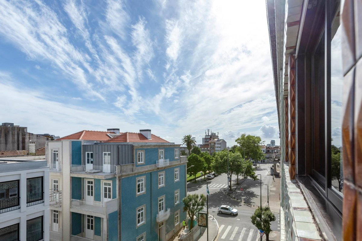 ! Luminous 2BR Top Floor ! Praça da República, Portugal