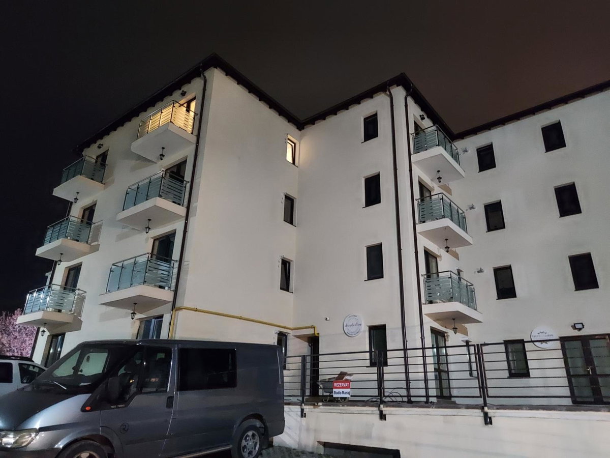 Hotel · Bya Brown, Valea Lupului