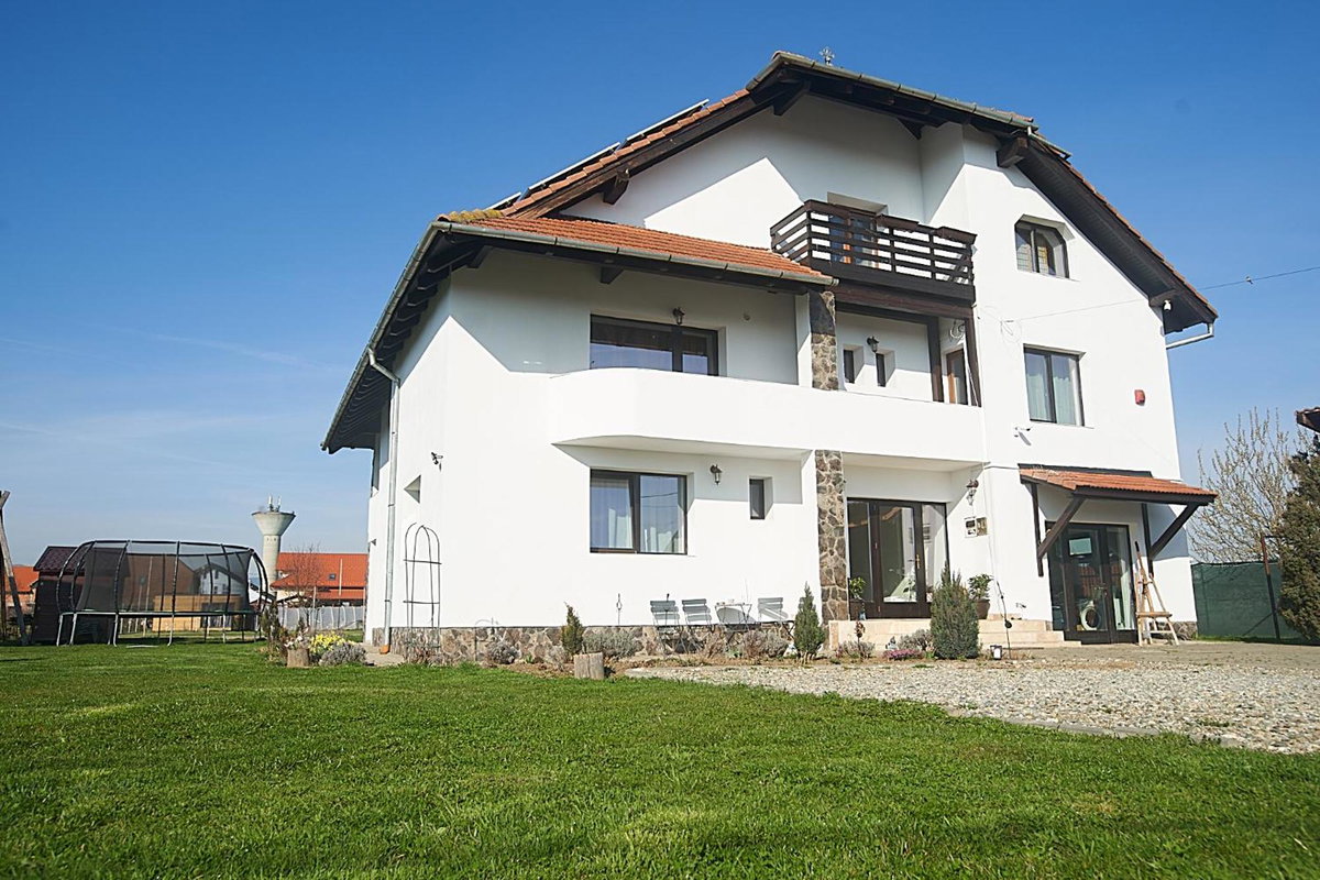 Hotel · Insula Christiana, Cristian