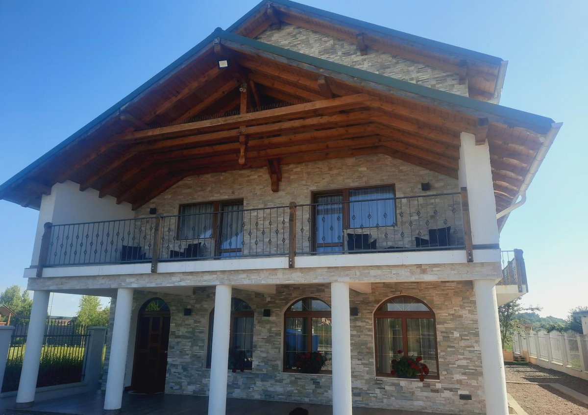 Villa Bel Canto, Romania