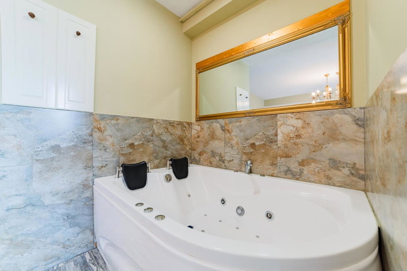 Romantic Jacuzzi Chic Apartment, Sinaia, Romania