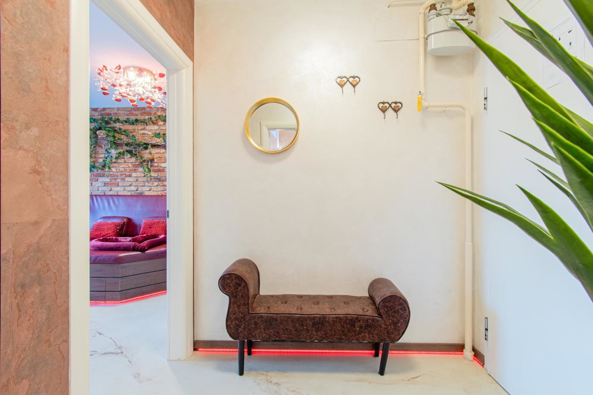 Hotel · Jacuzzi - Love - BDSM - Extra Luxury - EV chargger - Valentine's Day - Red Room - Flexible SelfCheckIns 28, Zagreb