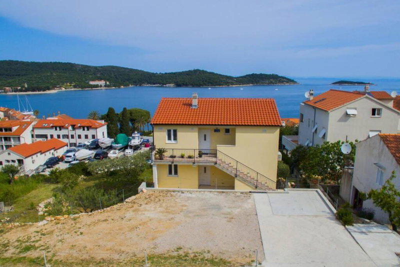 Apartment Sandra (2+2) with a breathtaking view 2, Vis, Croatia