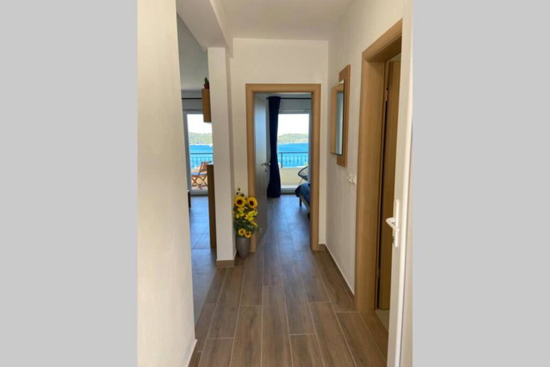 Apartment Sandra (2+2) with a breathtaking view 2, Vis, Croatia