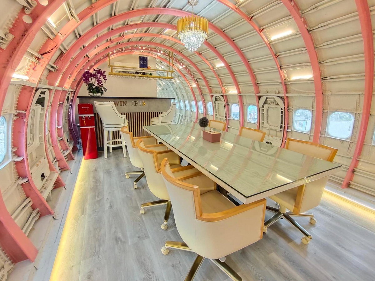 Hotel · Twin Jets Resort, Mantin
