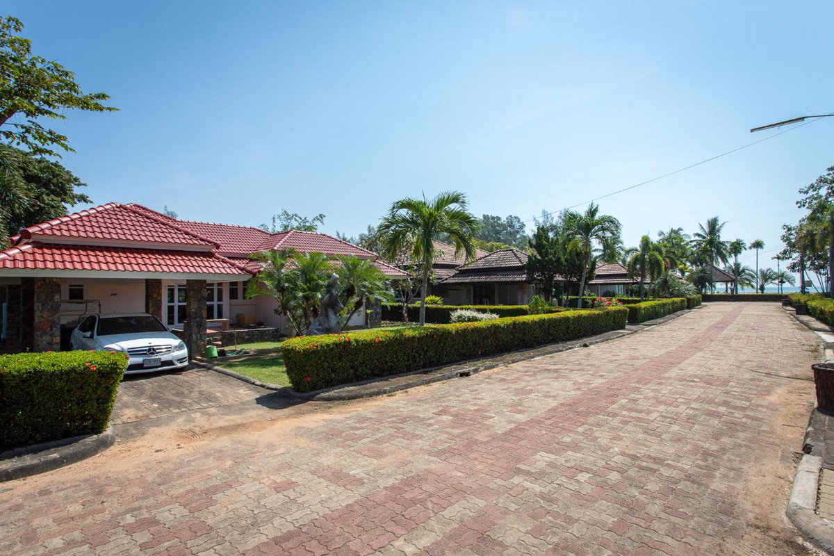 Hotel · F4 Beach house Kitchen BBQ 3 bedrooms Large yard, Rayong