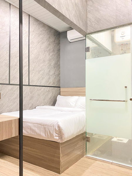 Djuragan Kamar Suhat, Kasri, Indonesia