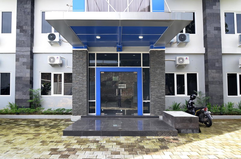 RedDoorz near Museum Keraton Surakarta, Solo, Indonesia