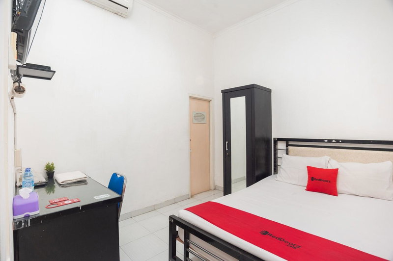 RedDoorz Syariah near Grand Galaxy Park, Ceger, Indonesia