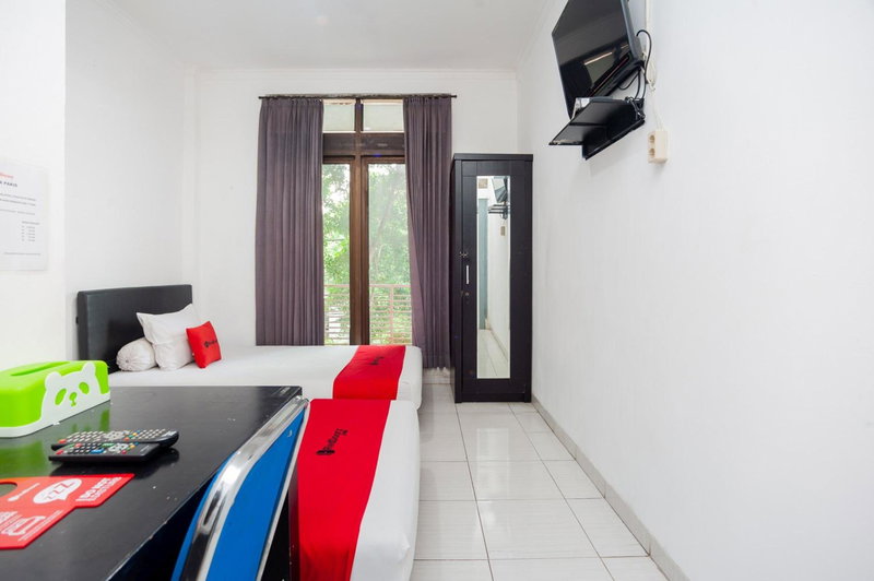 RedDoorz Syariah near Grand Galaxy Park, Ceger, Indonesia