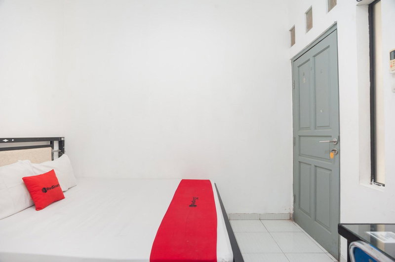 RedDoorz Syariah near Grand Galaxy Park, Ceger, Indonesia