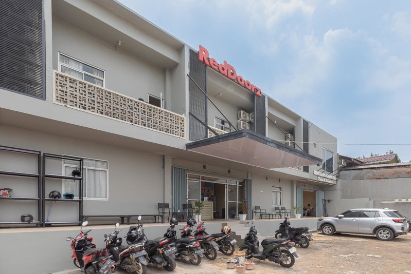 RedDoorz near Exit Toll Sirkuit Sentul, Bogor, Indonesia