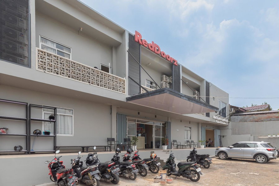 RedDoorz near Exit Toll Sirkuit Sentul, Bogor, Indonesia