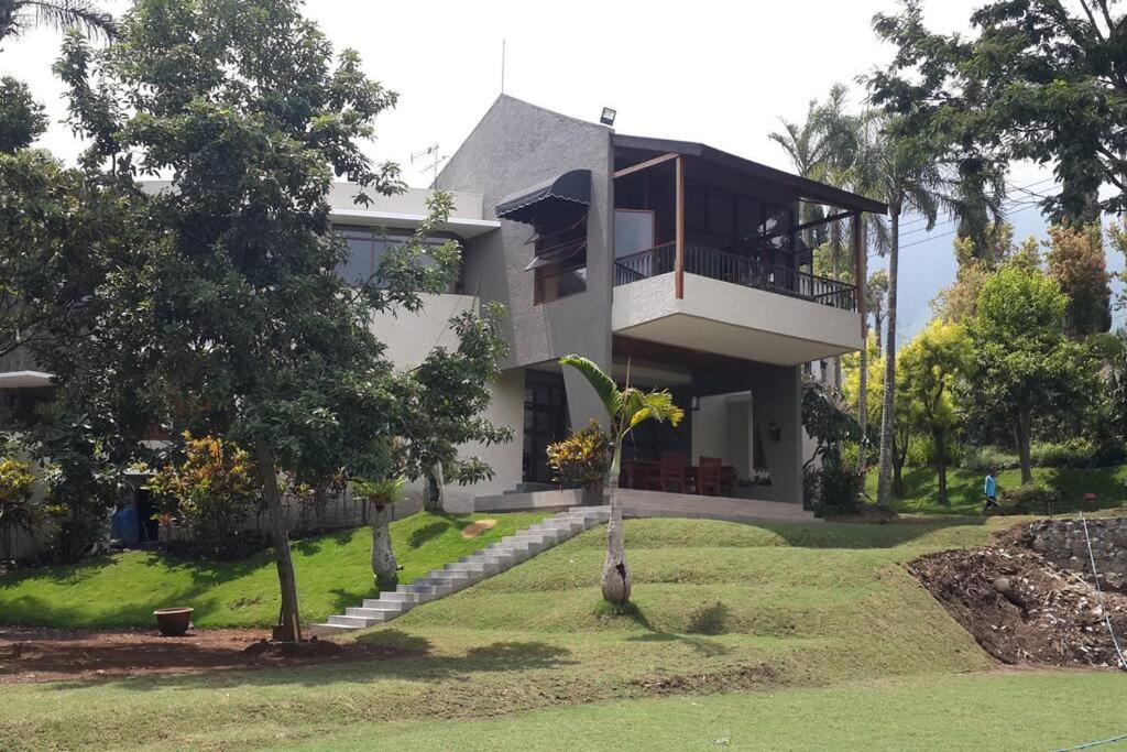 Hotel · VILLA BATU Luxurious privacy 3BR villa@ klub bunga, Batu