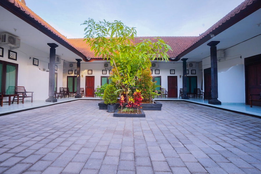 Kos Bulan Bali, Tuban, Indonesia
