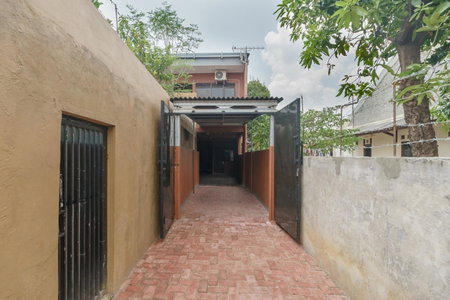 RedDoorz Syariah near Siloam Hospitals Bulak Kapal, Bekasi, Indonesia