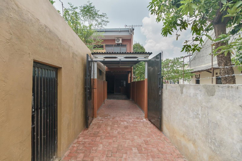 RedDoorz Syariah near Siloam Hospitals Bulak Kapal, Bekasi, Indonesia