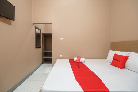 RedDoorz Syariah near Siloam Hospitals Bulak Kapal, Bekasi, Indonesia
