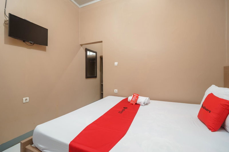 RedDoorz Syariah near Siloam Hospitals Bulak Kapal, Bekasi, Indonesia