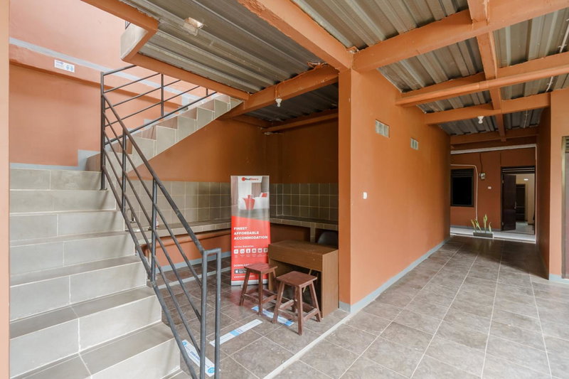 RedDoorz Syariah near Siloam Hospitals Bulak Kapal, Bekasi, Indonesia