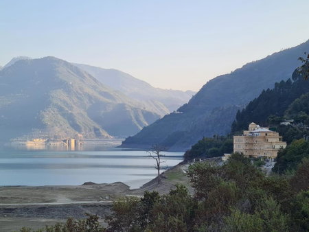 Hotel Le ROI Lake View Koti, Chamba, India