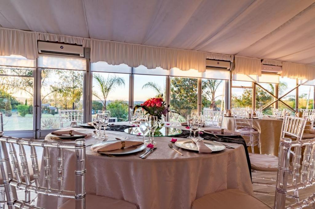 Hotel · Hoyohoyo Chartwell Lodge, Johannesburg