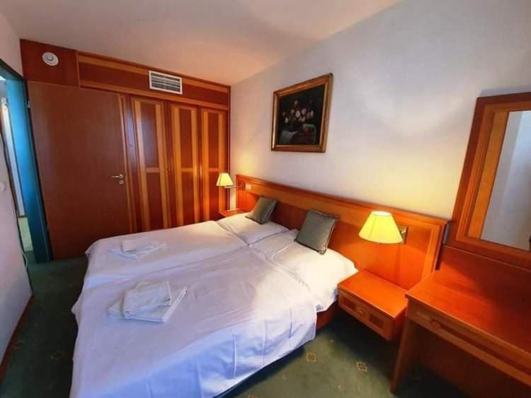 Palota Apartman, Hungary
