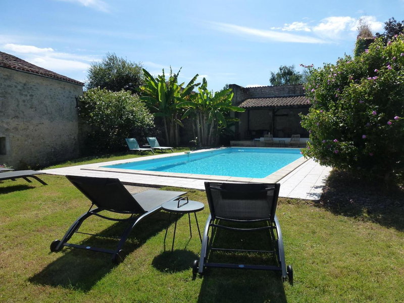 Au petit grain, Coutures, France