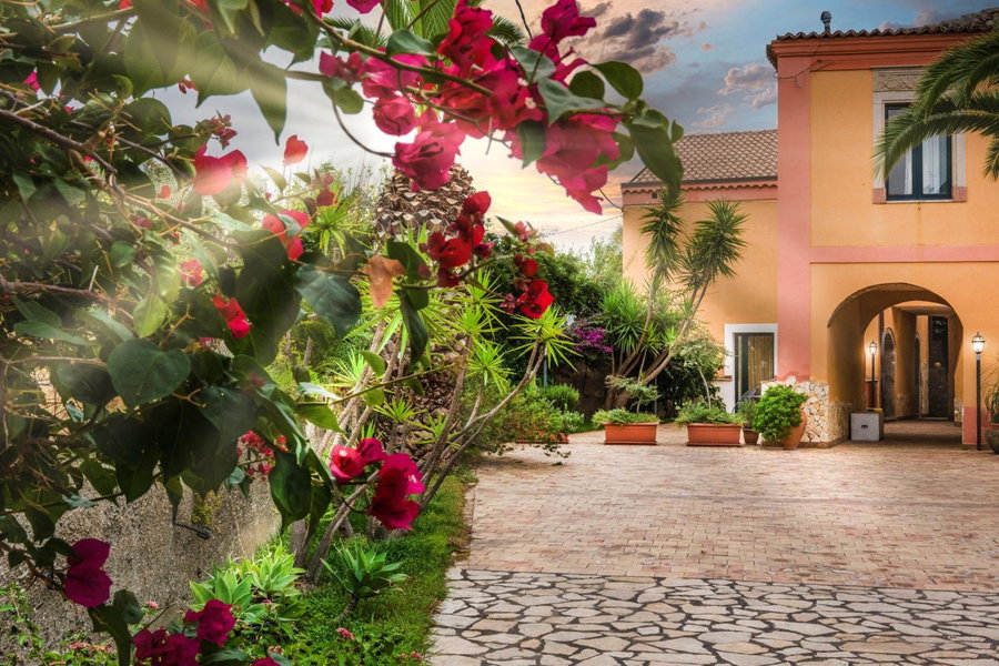 Casale Romano Resort e Relais, Motta Camastra, Italy